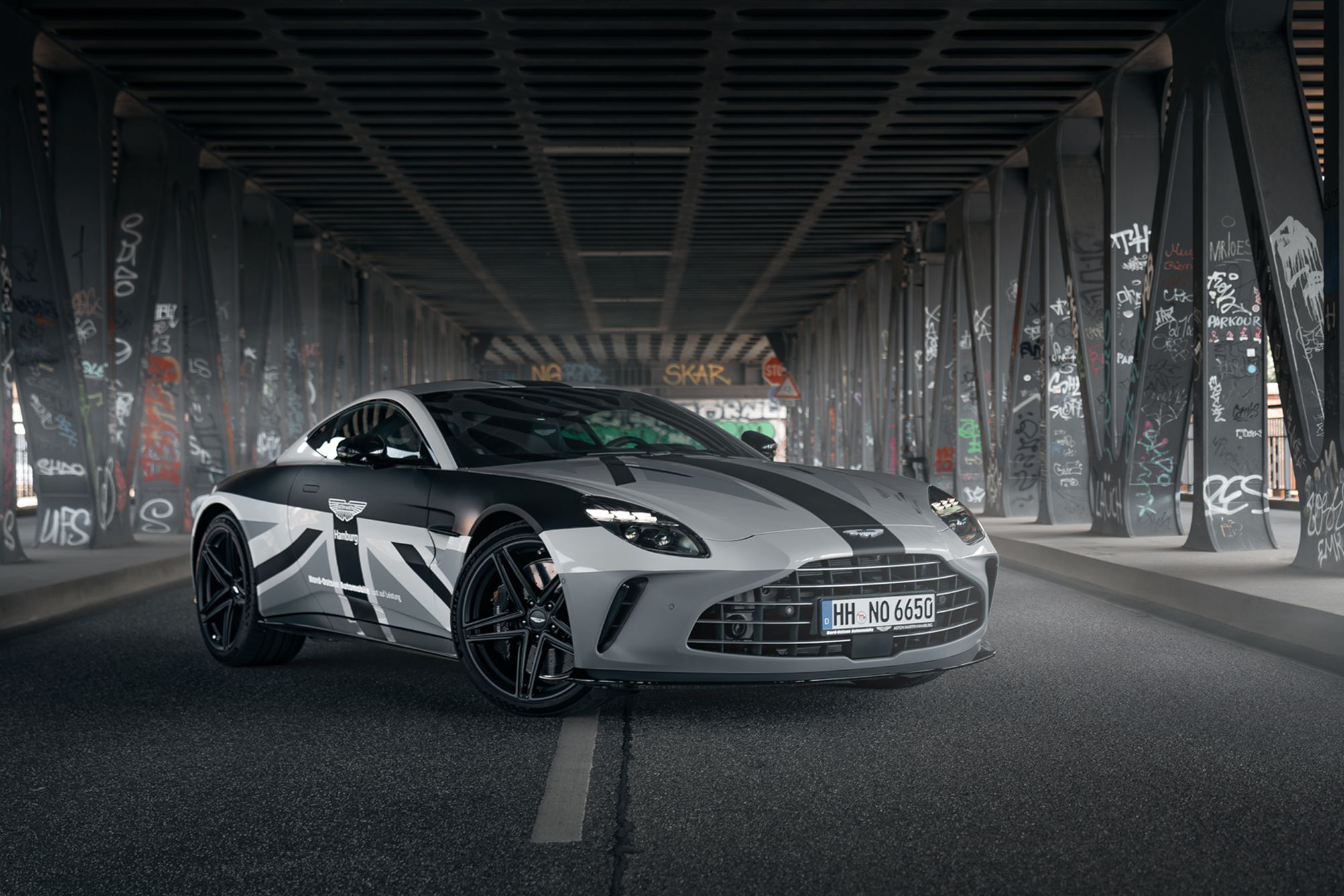 Ein Aston Martin VANQUISH foliert in einer union jack, in den Farben Grau, Weiß und Schwarz